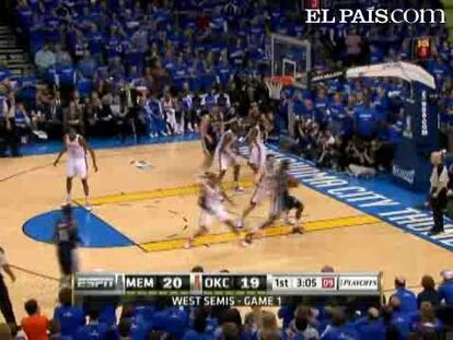 Zach Randolph -34 puntos y 10 rebotes- y Marc Gasol -20 puntos y 13 rebotes- sorprenden a Oklahoma en el primer partido de la serie (101-114). <strong><a href="http://www.elpais.com/buscar/nba/videos">Vídeos de la NBA</a></strong>
