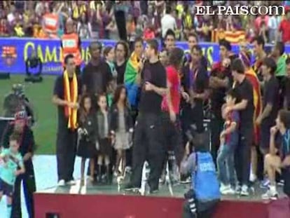 El jugador del FC Barcelona Gerard Piqué ha sido el gran protagonista en la fiesta de la Champions en el Camp Nou. Piqué ha respondido a todos aquellos que han puesto en entredicho la deportividad del Barcelona. "Un amigo me dijo que dijera esta frase y... la diré. Nosotros ni nos drogamos, ni nos tiramos, ni compramos árbitros, solo jugamos al fútbol", ha soltado. Luego ha invitado a todos los aficionados al estadio Olímpico, donde esta noche actúa Shakira.