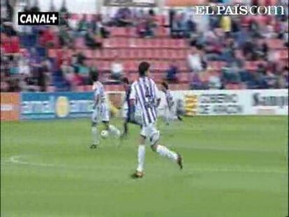 El Huesca consiguió se despide de su afición con una victoria ante un Valladolid que deberá esperar al último partido para asegurarse su clasificación para la fase de ascenso. Camacho firmó en el minuto cinco el único tanto del encuentro. <strong><a href="http://www.elpais.com/buscar/liga-adelante/videos">Vídeos de la Liga Adelante</a></strong>
