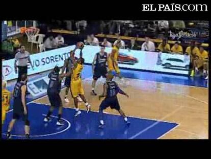 Desde los primeros compases del primer cuarto el Gran Canaria salió a buscar el partido con un dinámico juego exterior que le permitió romper la defensa visitante. <strong><a href="http://www.elpais.com/buscar/acb/videos">Vídeos de la ACB-Endesa</a></strong>