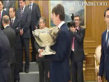 La expedición de la Copa Davis entrega una réplica de la ensaladera a los Reyes