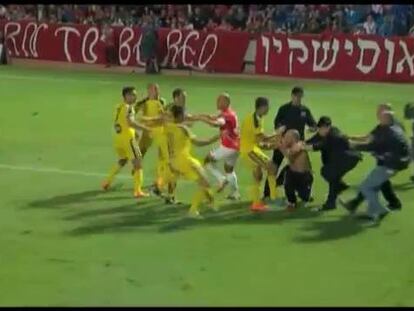 Una batalla campal obliga a suspender el derbi de Tel Aviv