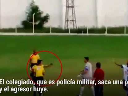 Un árbitro saca una pistola en un partido de una liga regional en Brasil