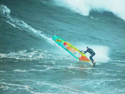 El primer windsurfista que se enfrenta a la ola gigante de Nazaré