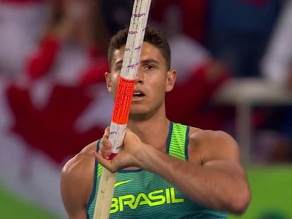 Thiago Braz cai sobre a colchoneta após bater o recorde olímpico.