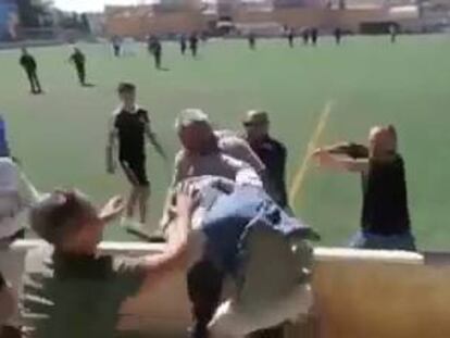 Una batalla campal entre pares obliga a suspendre un partit de futbol infantil a Mallorca