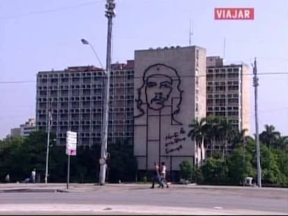 Las plazas de la capital cubana bullen de actividad. Desde la Plaza de Armas, la más antigua, con su mercadillo de libros antiguos, hasta el constante trasiego de cubanos por los museos de la Plaza Vieja.
