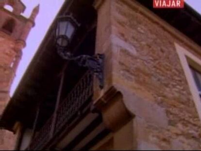 Bella localidad de esplendor marinero en tiempos medievales, trasladado en la actualidad al sector turístico. San Vicente invita primero a admirar su conocido Puente de la Maza, del siglo XV y 32 ojos, y a degustar después una buena mariscada bajo los soportales de sus casco histórico, en la que no falten langostas, bogavante, nécoras y bueyes de mar.