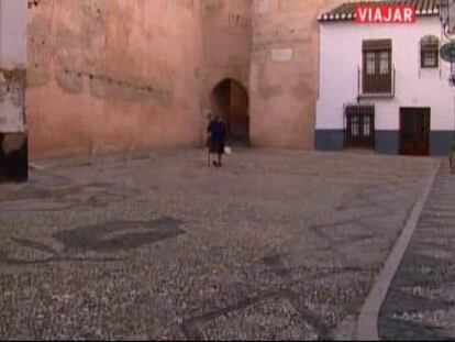 Entre sus cuestas y un aljibes se ubicaba las zonas y ambientes más vivos de la Granada musulmana, ya que a su colina acudían multitud de mercaderes a ofreces sus mercancías. El bañuelo, baños termales que datan del siglo XI, hoy todavía son testigos de aquella época.