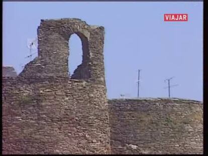 El dulce y tranquilo paisaje gallejo, eternamente unido a ritos y leyendas, descubre también multitud de castillos y residencias fortificadas, levantadas para aseguar y gobernar las tierras conquistadas. Hoy, muchos son hoteles de lujo que intensifican el placer de recorrer estos parajes.