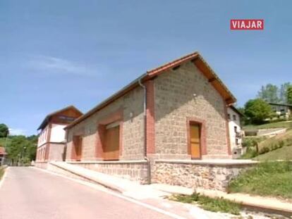 A la altura de la vieja estación de Lekumberri comienza el recorrido por la Navarra húmeda. Se trata de un antiguo trazado ferroviario que se ha recuperado y transformado en una completa ruta turística, la Vía verde de Plazaola. Durante su camino está garantizado el disfrute de paisajes únicos, prácticas de senderismo, un recorrido en bici o un paseo en caballo