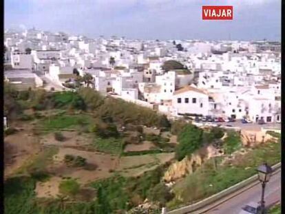 A unos 200 metros sobre el nivel del mar, este pueblo es uno de esos asentamientos de Cádiz encaramados en lo alto de una loma