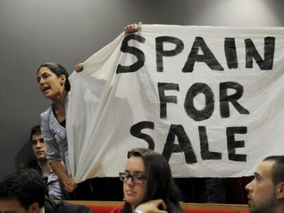 Guindos se topa en Londres con la ira de los jóvenes españoles