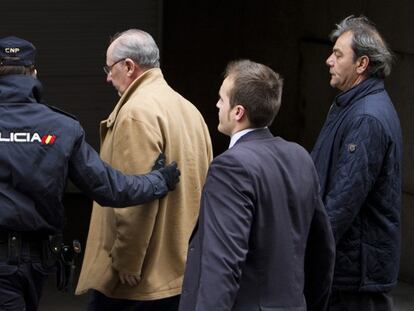 Centenares de afectados por las preferentes de Bankia increpan a Rato
