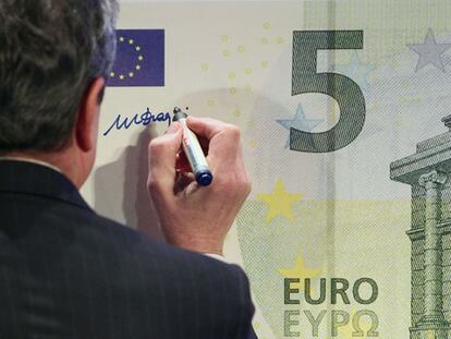 El BCE presenta el nuevo billete de cinco euros y su homenaje a la princesa Europa
