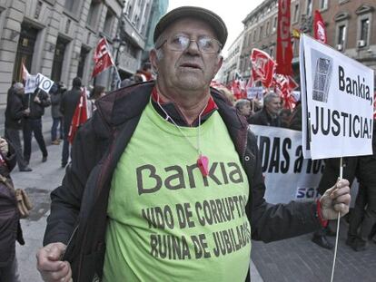 Gobierno y PSOE pactan una salida para los afectados por las preferentes