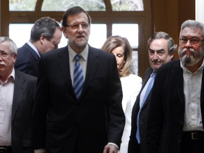 Toxo, Rajoy, Méndez y, detrás, Báñez y Rosell.