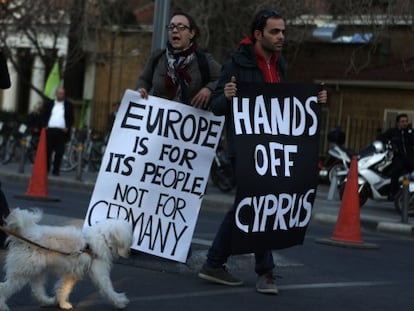 Chipre admite que “en los primeros días” de la ley huirá un 10% de los depósitos