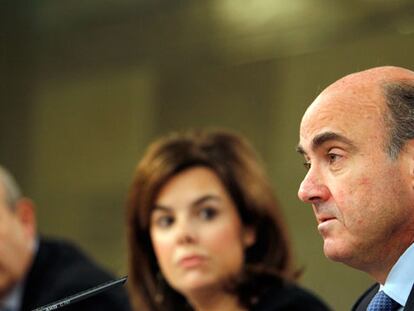 Guindos obliga a la banca a poner 2.000 millones para canjear las preferentes