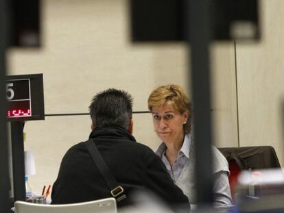 El fin del verano pasa factura al paro registrado pero no afecta al empleo