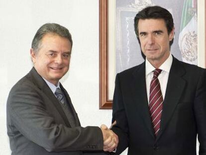 En ministro de Industria, José Manuel Soria (a la derecha), con el secretario de Energía de México, Pedro Joaquín Coldwell, el pasado 15 de noviembre en México