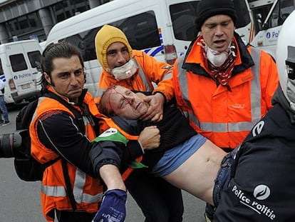 Manifestante herido este viernes en las protestas en Bruselas.