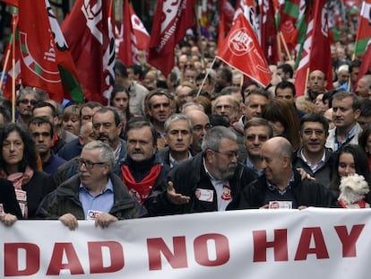 Miles de personas claman contra los recortes en el Primero de Mayo