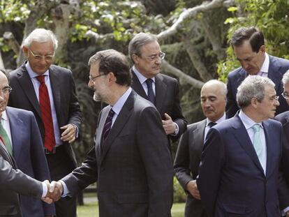 Rajoy saluda al presidente del Banco Santander tras la reunión del Consejo Empresarial de la Competitividad.