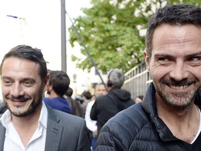 Kerviel, a la derecha, sonriente por las calles de París.