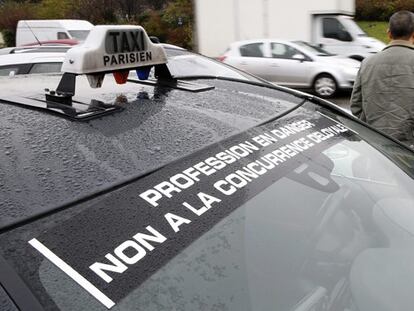 Protesta de los taxistas parisinos este lunes contra Uber.