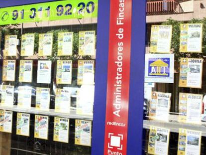 Un escaparate de una inmobiliaria en Madrid, con anuncios de pisos en venta.