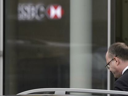O promotor geral de Genebra deixa a sede do HSBC.