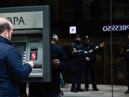 Un hombre en el cajero de una oficina del BPA en Andorra.