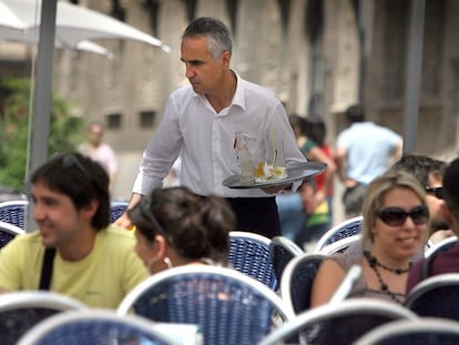 Un camarero en una terraza de Valencia.