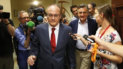 El gobernador del Banco de España, Luis Linde, a su llegada al Congreso