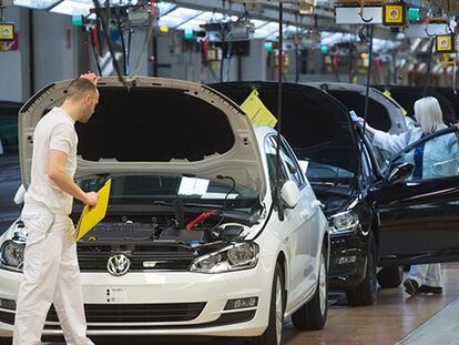 Empleados de Volkswagenen realizando la inspección final. / Jochen Lübke