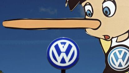 Activistas de Greenpeace protestan a las puertas de la fábrica de Volkswagen en Wolfsburgo