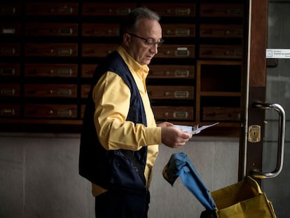 Juan Tamayo lleva 33 años trabajando como cartero.