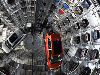 Veículos da Volkswagen em Wolfsburgo, sede do grupo automobilístico. / TOBIAS SCHWARZ (AFP)