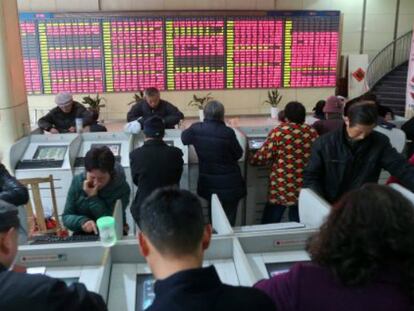 China estudia alargar el veto a la venta de títulos para calmar a los inversores