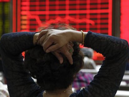 Otra jornada negra obliga a suspender la sesión en las Bolsas chinas