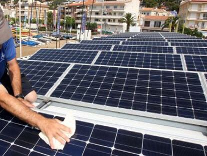 Instalación de placas solares en el Club Nautico de L'Estartit (Girona).