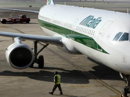 Alitalia permite a las embarazadas devolver billetes a zonas con zika