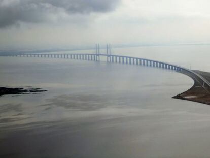 Imagen de cómo se sumerge el Puente de Oresund en el Báltico.