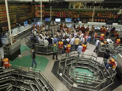 Operadores negocian las acciones en la Bolsa de Valores en Brasil.