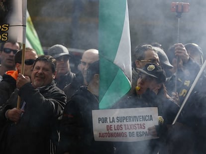 Taxistas de diferentes ciudades de España protestan en Madrid.