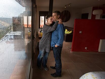 Una pareja disfruta del paisaje en una casa rural de un pueblo de Cuenca.