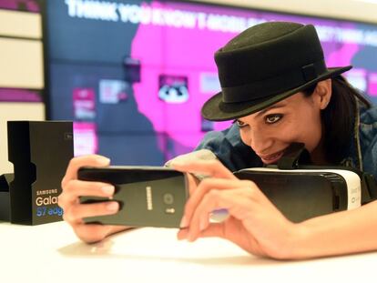 Una mujer posa con un Samsung Galaxy S7 en la presentación del terminal.
