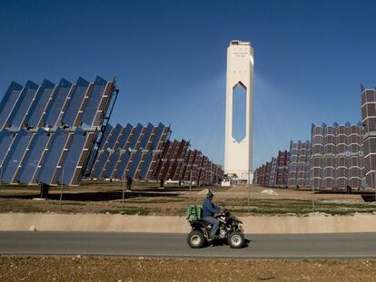 Planta solar de Abengoa en Sanlúcar la Mayor (Sevilla).