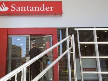 Vista exterior de una agencia del Banco Santander. EFE